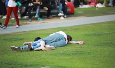 小情侣在人来人往的公园里躺着不会觉得尴尬吗？？
