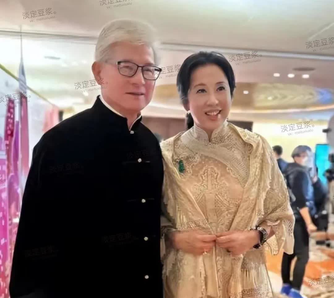 真羡慕朱玲玲太幸福了，看他和老公站在一起也特别般配！她贵气十足，老公儒雅谦和，夫