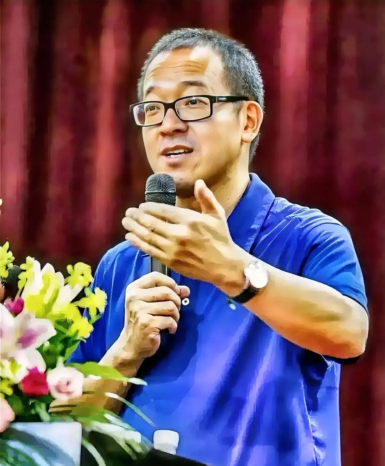 俞敏洪说：来自爸爸的三次撑腰，换来孩子一辈子的抬头:
       第一次：当孩