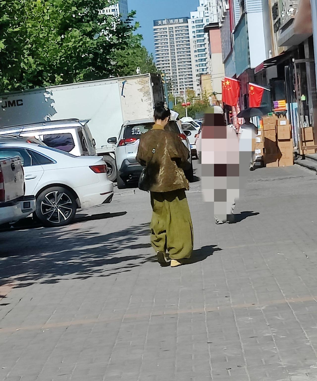看不懂，看不惯，现在的年轻人，怎么这么穿裤子？
这样的裤子好看在什么地方，谁能说