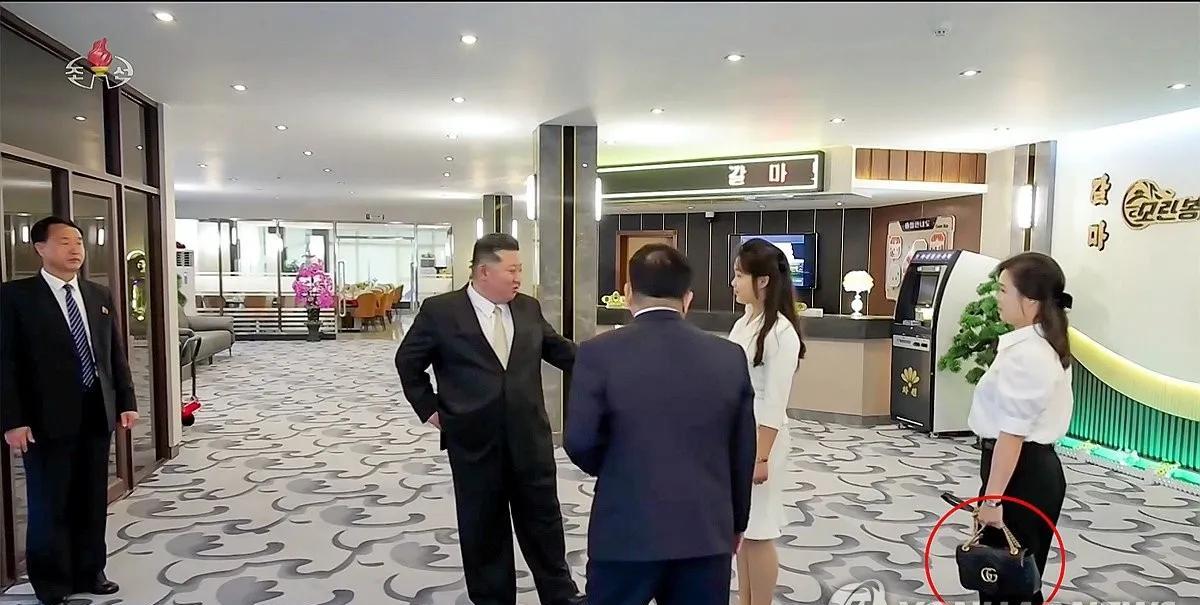 金正恩夫人李雪主时隔一年半公开露面
朝鲜中央通讯社26日报道的24日“元山葛麻海