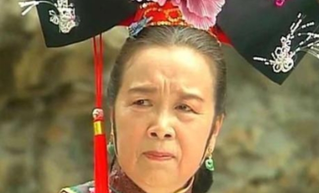 有一次，李明启老师坐出租车去参加活动，司机问她：