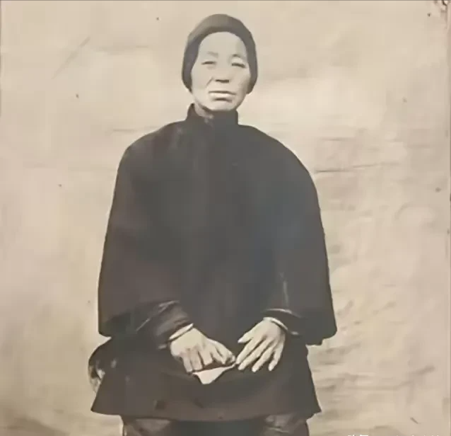 1895年，土匪冲进富户家中，拔刀逼问乳母：“哪个是少爷？”乳母想起东家对自己恩