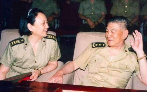 上世纪70年代，山西军区司令接见了1位老部下，并设宴款待。在饭桌上，老部下突然跪
