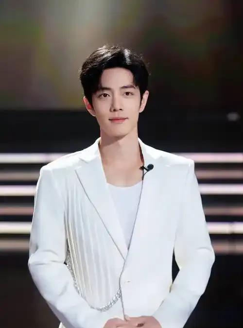 一对比就发现，肖战在娱乐圈里简直是“人间清醒”！现在不少明星追流量、蹭热度，越来