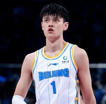 中国男篮球员曾凡博签约篮网。据HoopsHype名记Michael Scotto