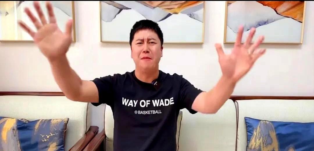 大史又双叒叕被全网锤了！
理由只有一句话：看完他解说，连饮水机都没看懂怎么赢的。