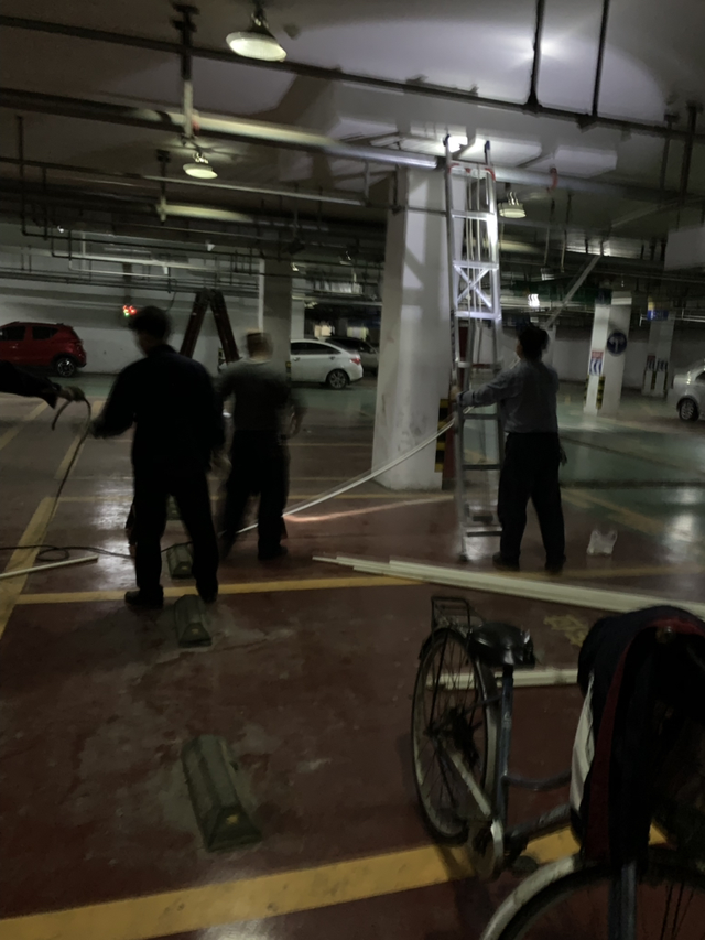 电表安装中
充电桩还没到，先把电表，充电桩保护箱安装好