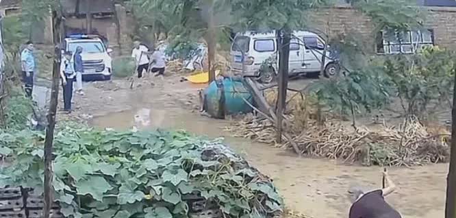 周口太康又发生一起老人倒地事件，警察在旁边就不管吗？

【事发周口太康】 周
