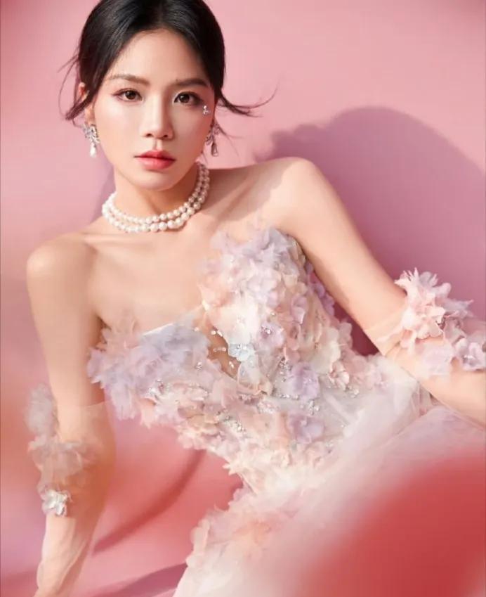 歌手黄英爬2个小时只为赚20块钱翻山越岭，进行红白喜事表演，我泪目了
逐梦的过程