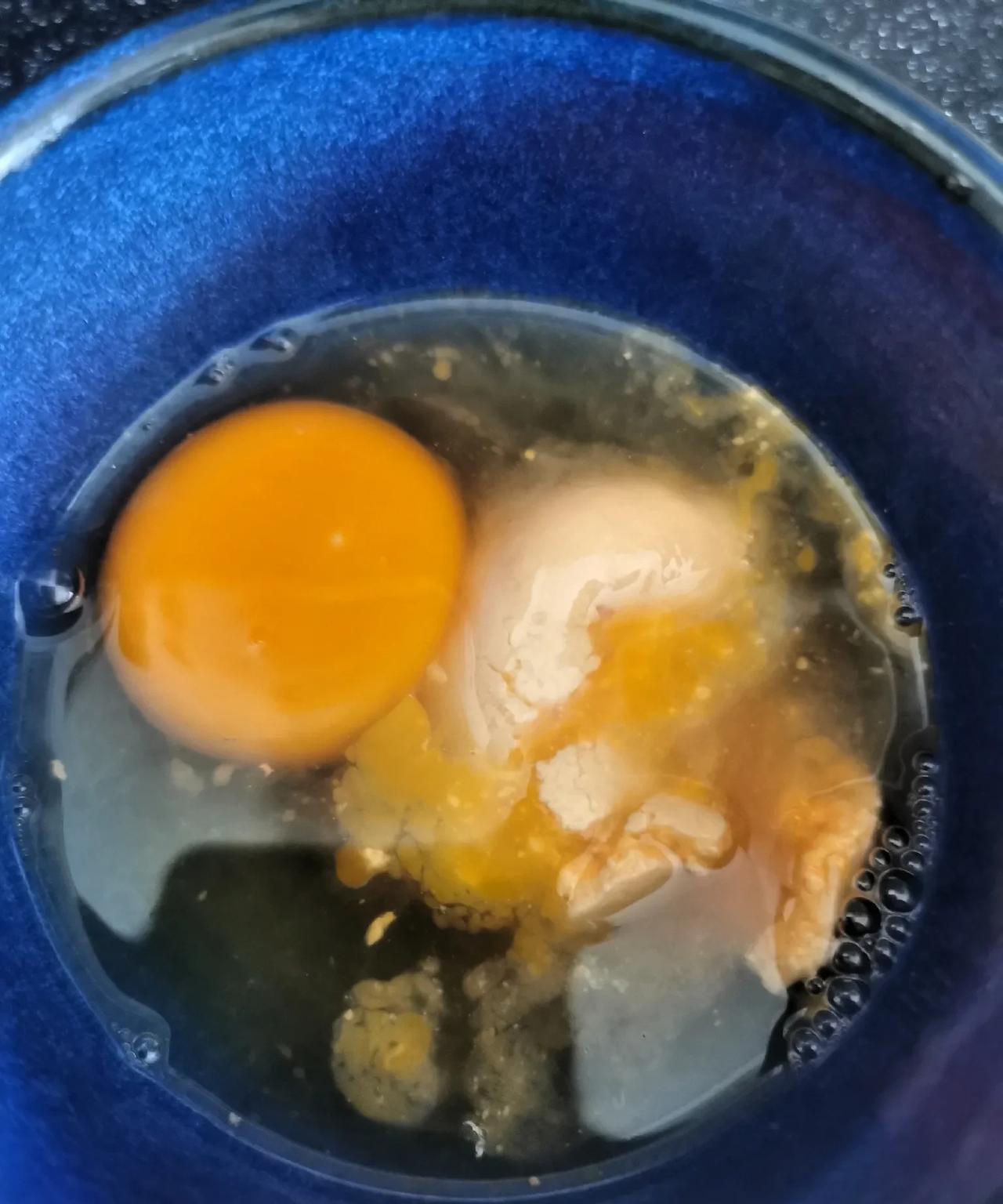 买的生鸡蛋，怎么好像变熟的了？
今天中午准备炒鸡蛋和葱花，拿出来三个鸡蛋，打了第