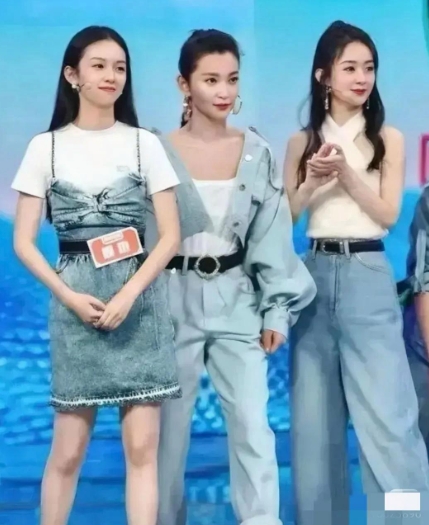赵丽颖算是娇小迷人吗？

赵姐不矮啊！有165左右的，她只是骨架小。

好瘦呀，