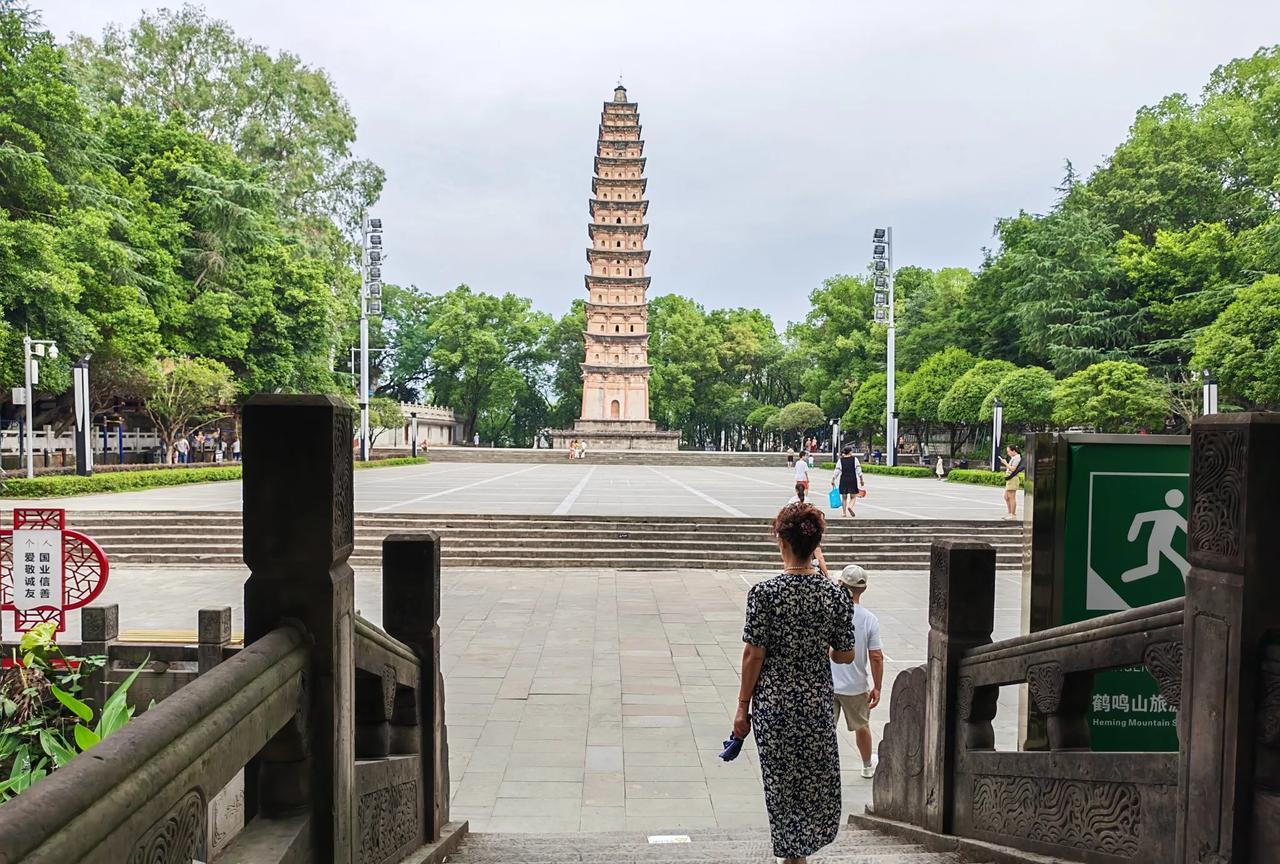 你知道，南充白塔公园的白塔的五个名字吗？“建隆万寿之塔”
“玉龙万寿之塔”
白石