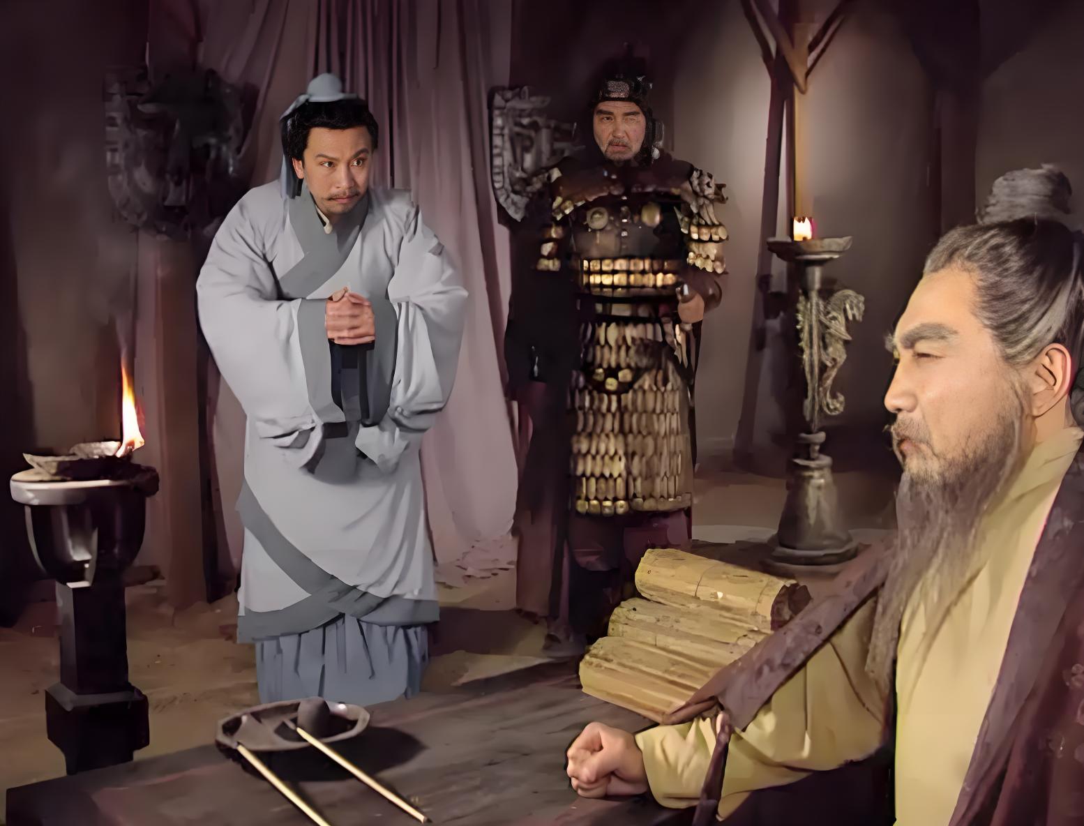曹操在睡梦中杀人后，杨修帮忙解围，却让曹操大为不满