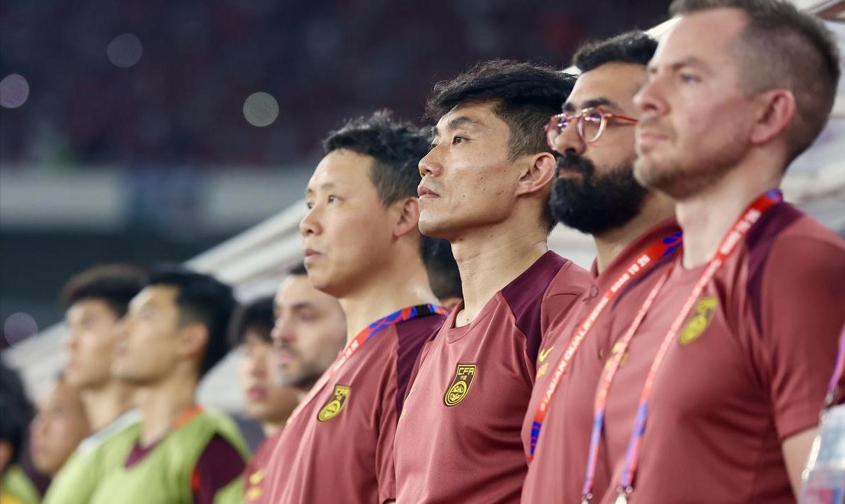 谁带领国足踢东亚杯？由本土教练过渡的概率较大，郑智带队应该是方案之一。
土帅当中