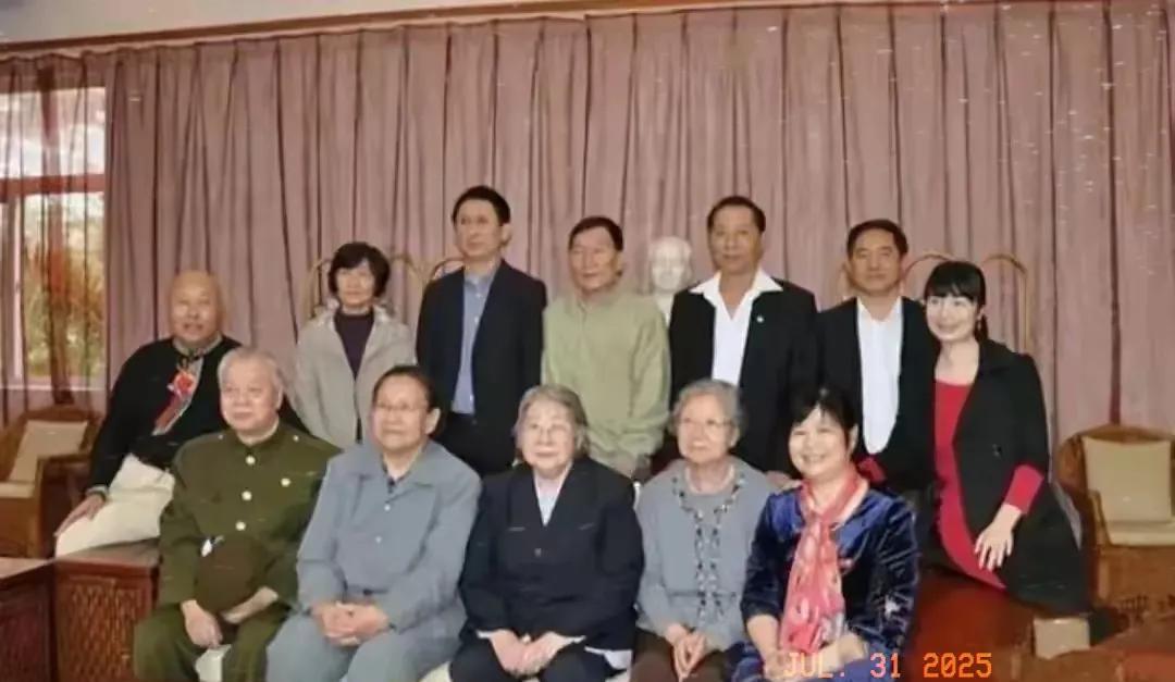 珍贵的一张照片。
在毛主席逝世后的每一个诞辰与纪念日，毛家后人都会从各地赶来相聚
