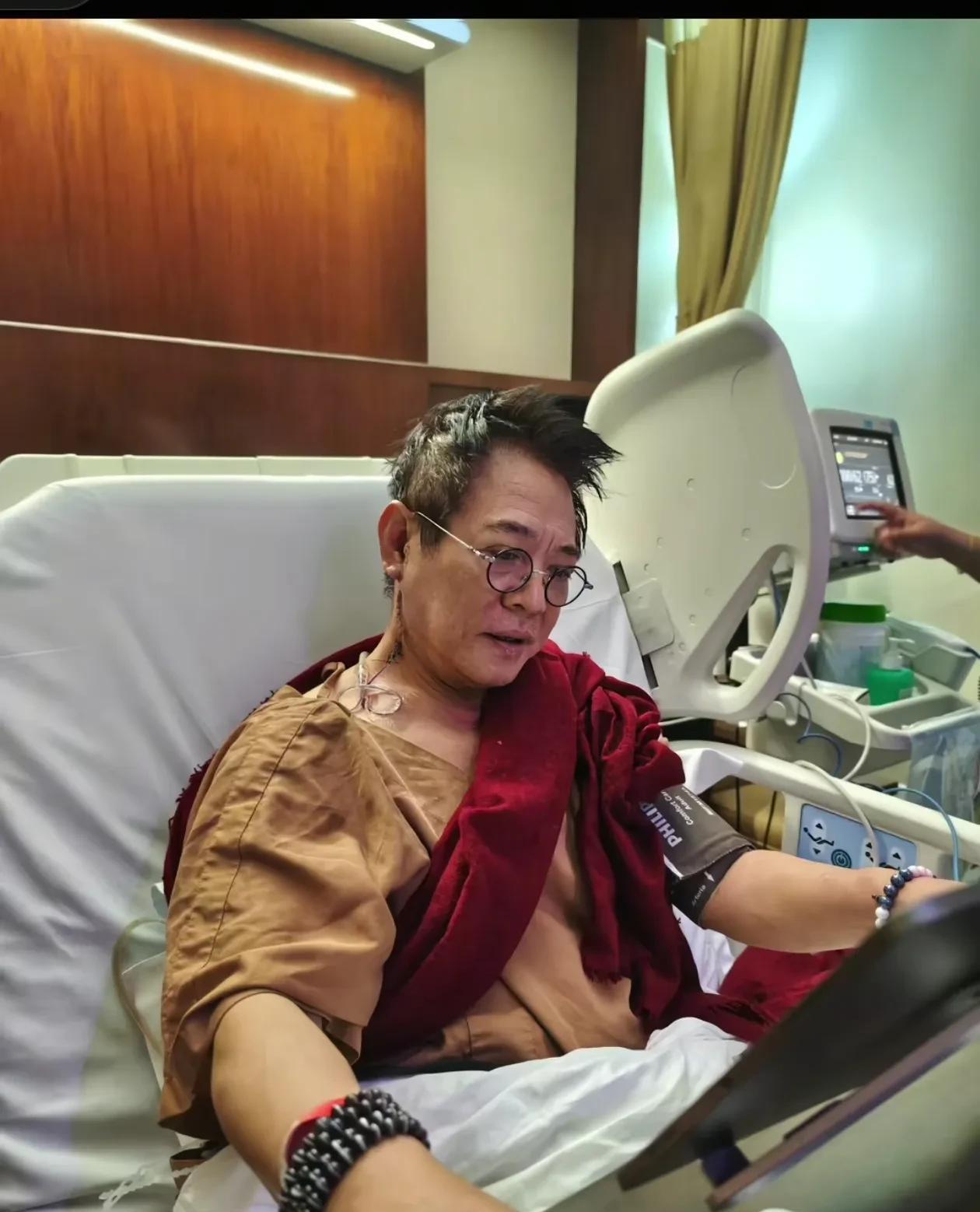 发现没？
李连杰越来越有点让人捉摸不透
按理来说他是武打明星，身体底子应该比普通