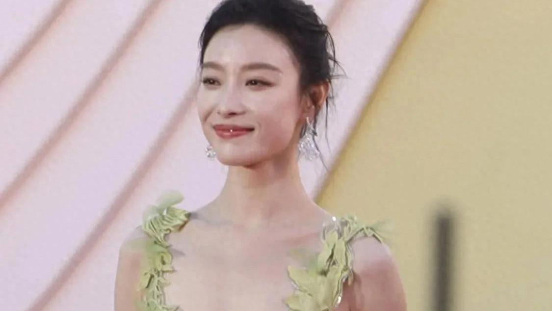 倪妮时尚经：现代装惊艳绝伦，牛仔裤成经典担当