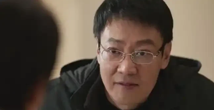 最近热播剧辛柏青老师演的《护宝寻踪》，
他在里面虽然演的一个反面角色，见不得光的