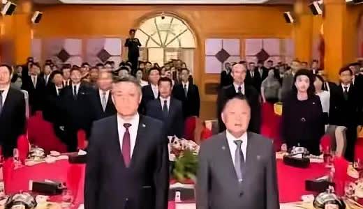 崔龙海昨晚笑得很放松。

他怎么也没想到，

刚参加完中国使馆的抗战纪念