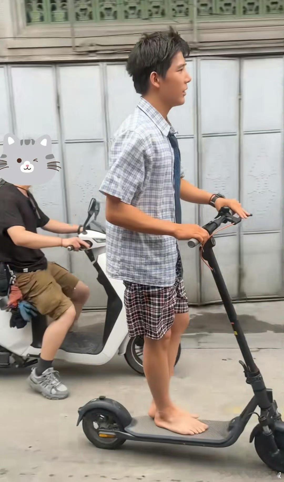 作为明星他真的太松弛了，光脚素颜不修边幅