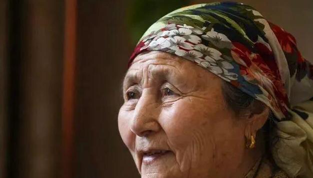 1977年，新疆妇人阿尼帕在街上发现一名衣衫破旧的11岁汉族女孩，只见这个女孩在