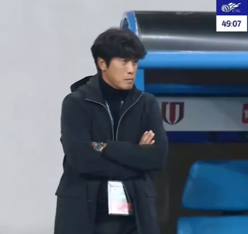 成都蓉城退出冠军争夺。
最关键的冠军争夺战，成都蓉城1:2输给了河南队，蓉城也彻