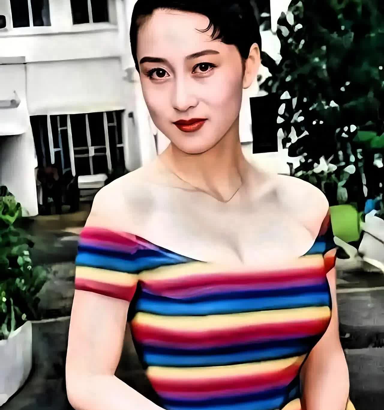 果然还是女人更懂女人，

我问闺蜜，为啥利智不去照顾李连杰呢？

她翻个