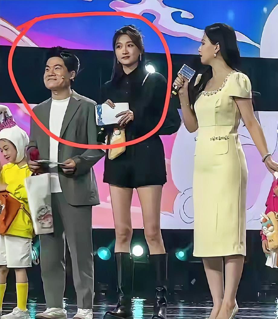 董宇辉站在关晓彤的大长腿面前还那么自信满满，这腿都达到董宇辉胸前了，他怎么一点也