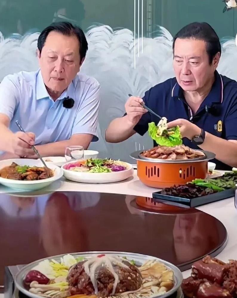 这两位都是老戏骨了，大多数人都知道左边在夹菜的这一位是唐国强，曾经是八九十年代的