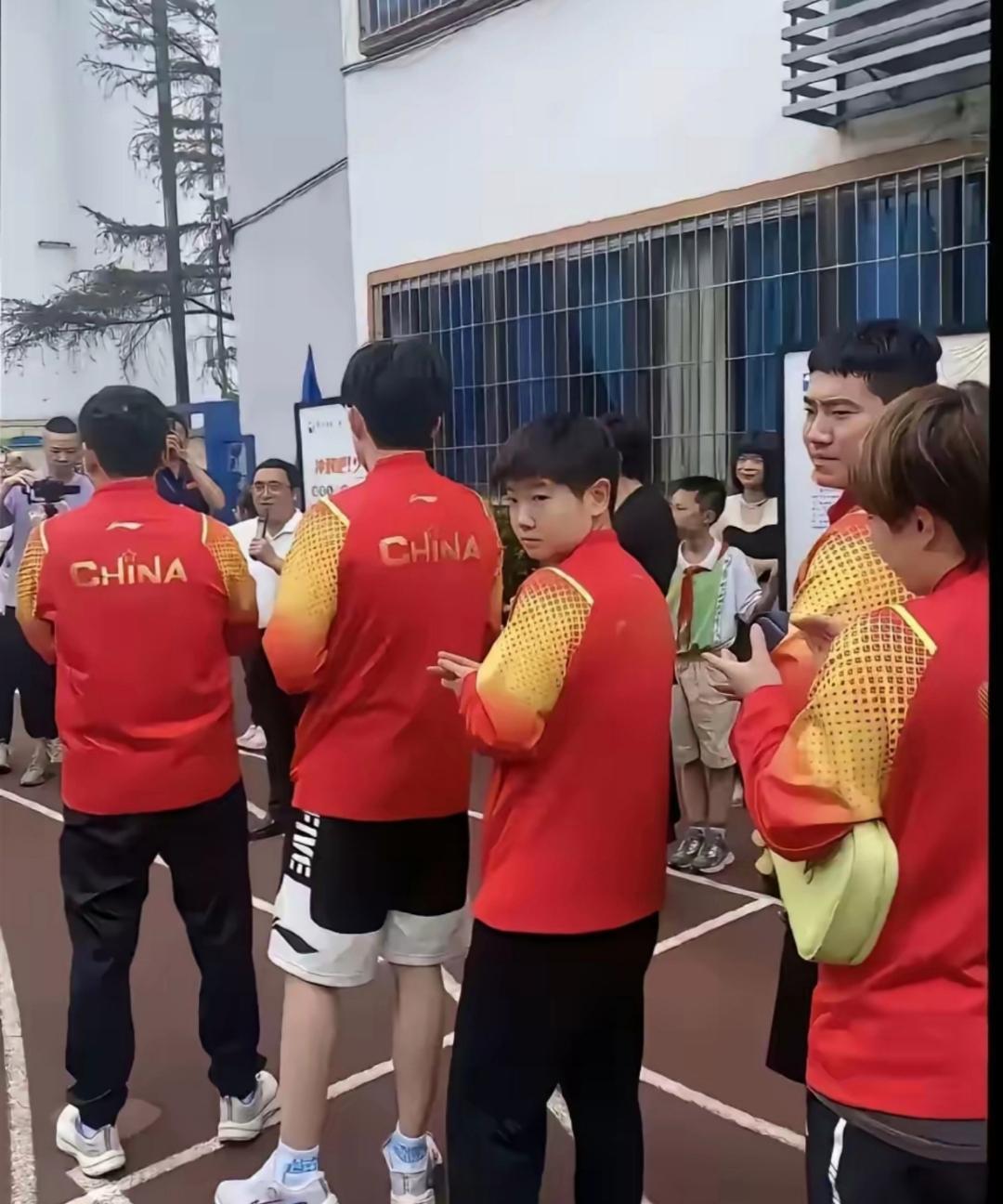 好幸福的莎宝，好温馨的画面，必须给摄影师加个鸡腿，这抓拍的瞬间真的太甜了！
莎莎
