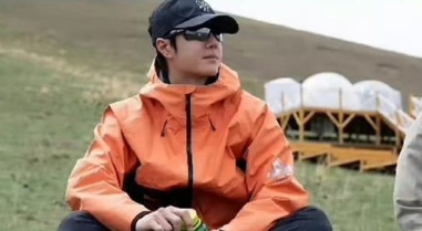 27岁的王一博，已经是金鸡，华表影帝双提名的青年演员，是金鸡最佳男主角最佳男配角