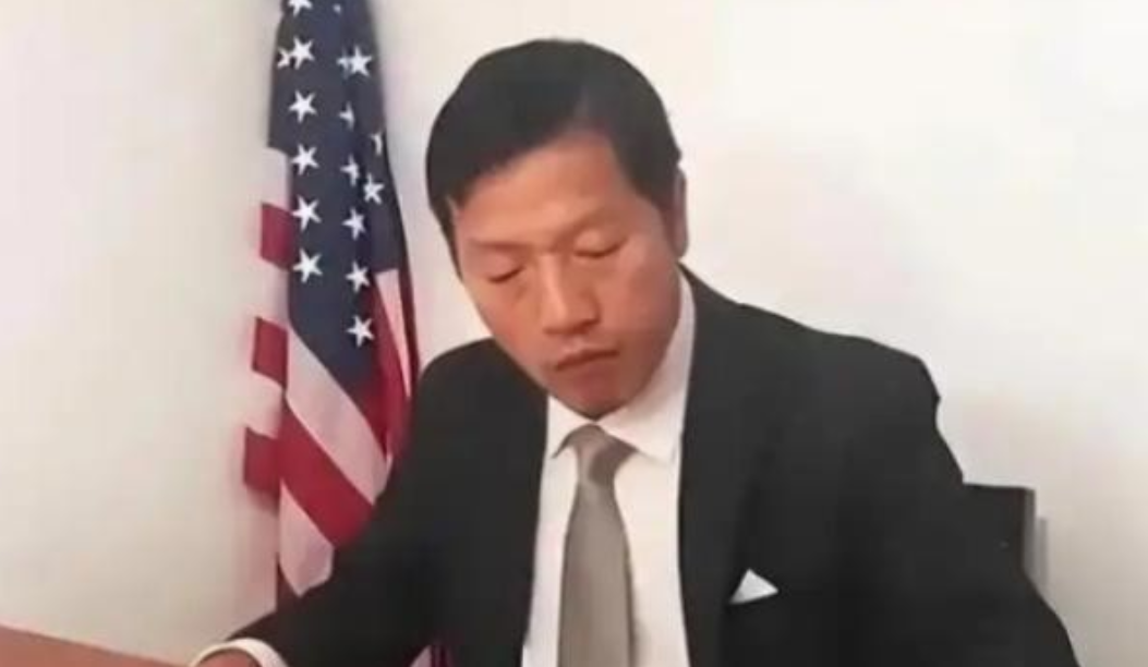 任何中国人都不许诋毁美国”，中国教授徐思远举家移美后，不仅表示中国文化低级，甚至