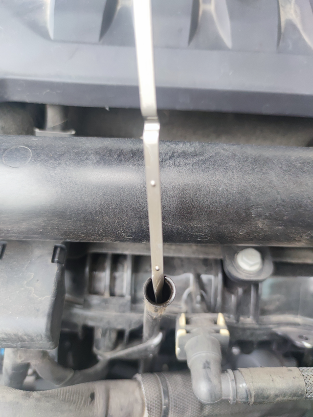 22款威朗pro乐享烧机油
保养加到机油尺上限，后面把剩下来半瓶机油也加进去了，