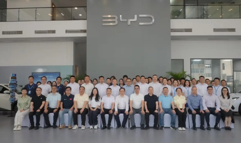 哇擦，迪子五个品牌所有高管，全都来重庆这个比亚迪直营4S集团，很少见啊，万一被友