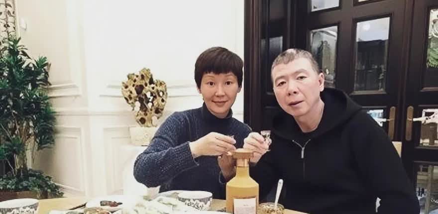 冯小刚徐帆夫妇生活好惬意，俩人面对镜头喝着小酒，拍个黄瓜，几个小菜。徐帆素颜状态