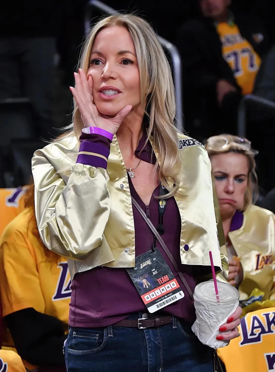 NBA最富有的阿姨，巴斯家族卖出了湖人100亿美元的股权！
一觉醒来湖人变天了，