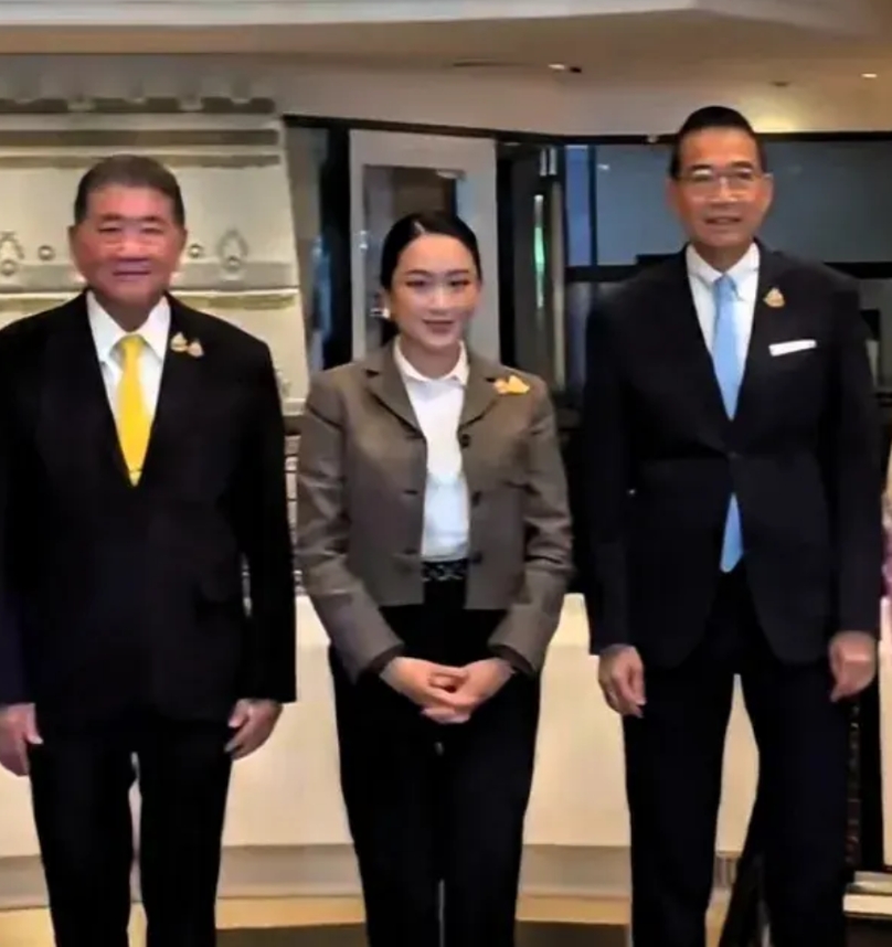 他信与洪森的关系彻底断绝，不是利益没有了，而是洪森让他女儿佩通坦不爽了。
两个人