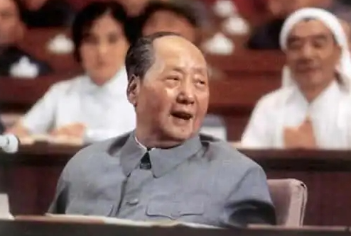 1981年，有人想动手否定毛主席，胡乔木提出不再称“毛主席”，改叫“毛泽东”，但