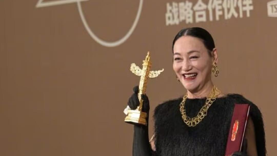 从讨饭女孩到华表影后，惠英红：命运给我烂牌，我偏要打出王炸！