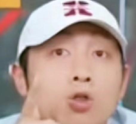 许全面就是一个“大漏勺”！[偷笑]
许昕直播“澳门冠军赛”男单决赛，看到大头出场