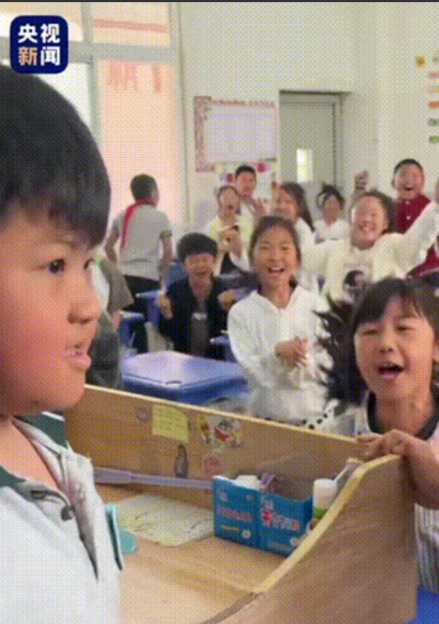 “小孩哥火到央视新闻！”河南洛阳，老师在课间休息时，让班级里最内向的学生代替所有