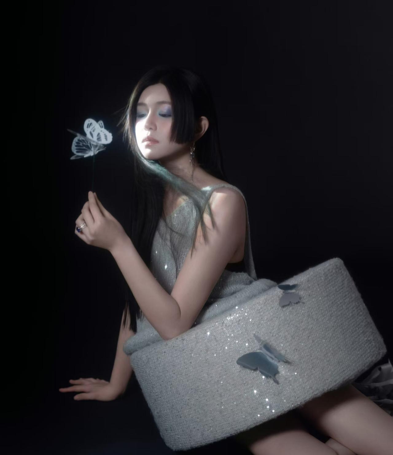 原来陈妍希和郁可唯都穿过这条“圆凳”裙，你们觉得谁穿的更有味道呢？
其实这“圆凳