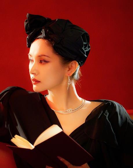 #王子文儿子都这么大了# 王子文带着儿子逛商场被偶遇，已经12岁的儿子身高几乎和