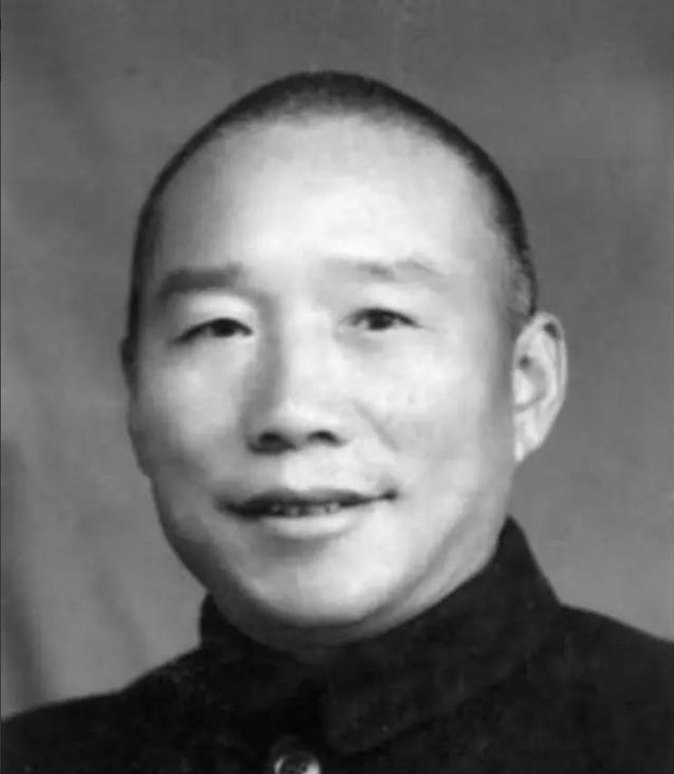 1948年12月的一天，解放军战士给一个被俘的伙夫发了两块大洋让他回家，不料此人