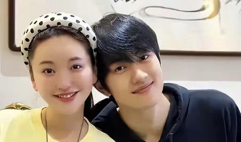 家人们，阚清子这波狗粮撒得太甜啦！她现任老公竟是自己的粉丝，妥妥的“粉丝逆袭成枕