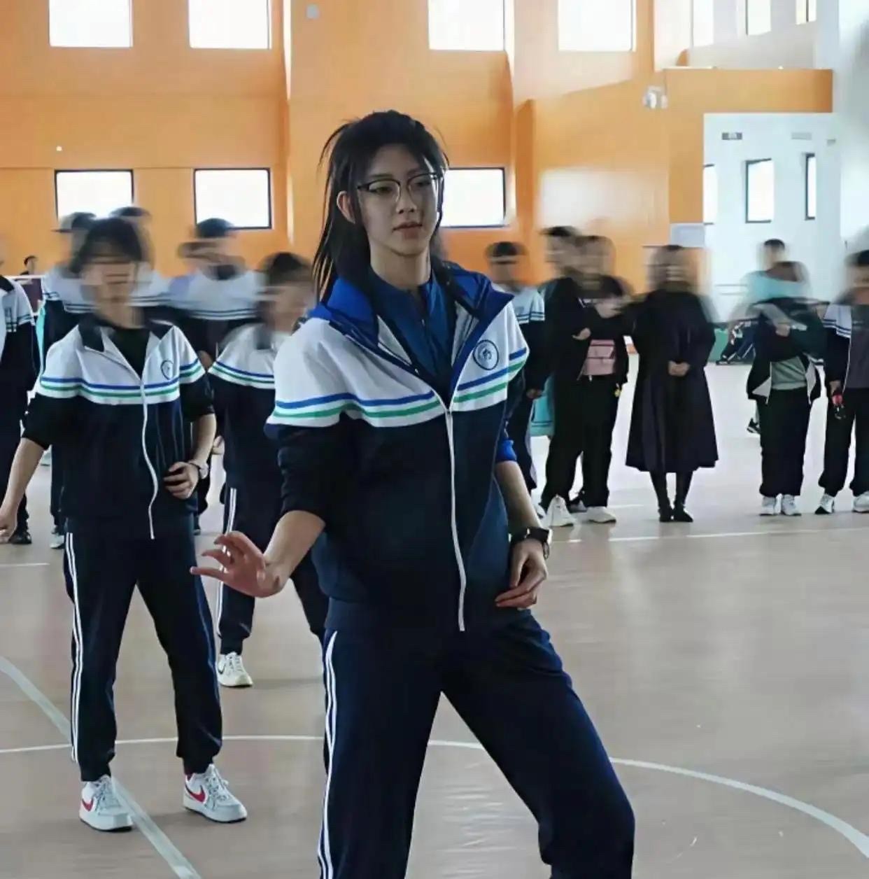 以前一直觉得校服很丑 长大了才发现丑的不是校服 而是你