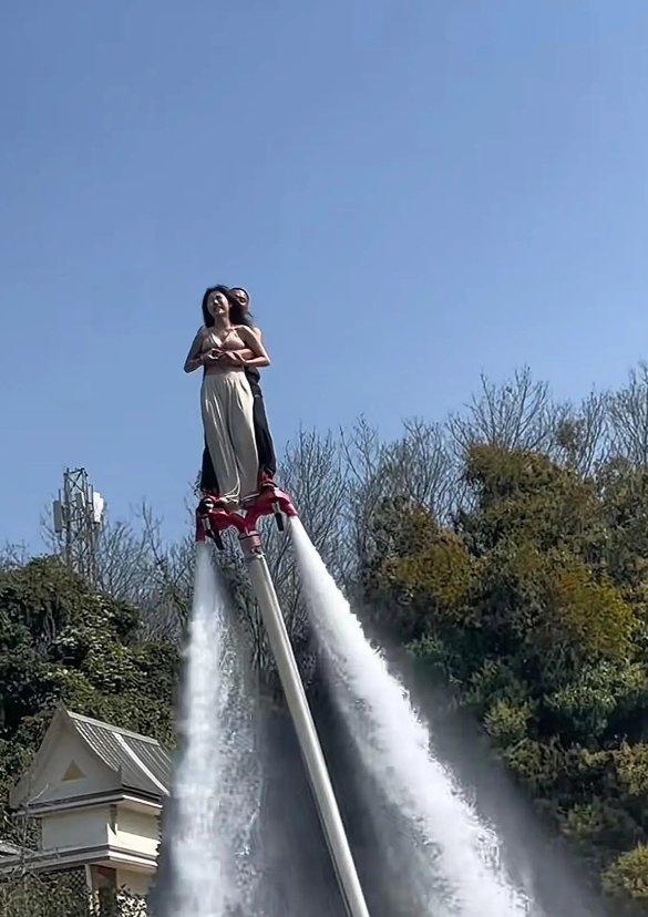 兄弟说谈了半年手都不让牵，结果还倒花钱