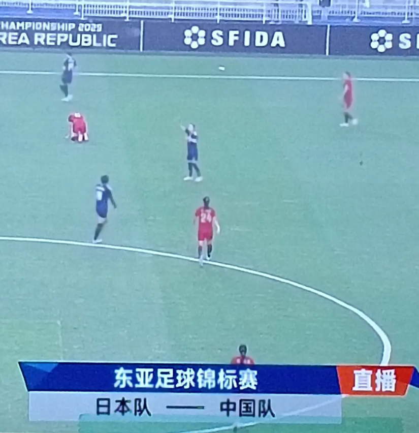 名次不重要了，打平日本就是一场实实在在的胜利。
韩国下雨了，这是一场雨中大战。