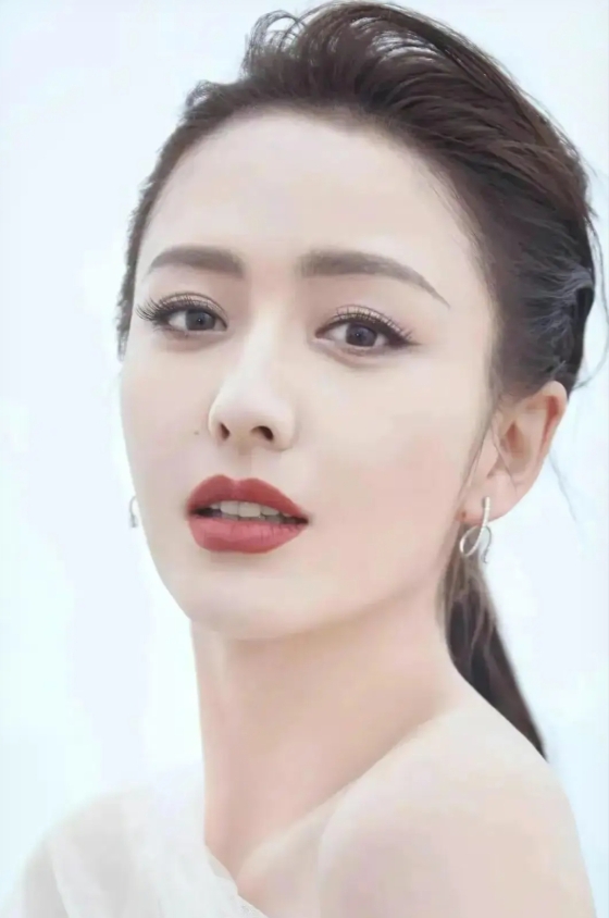 和陈思诚离婚后，42岁佟丽娅二婚超甜，活成了前夫高攀不起的模样